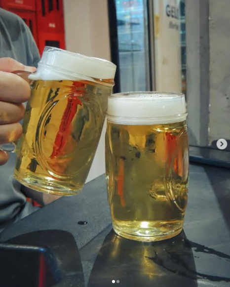 Momento de brinde entre amigos