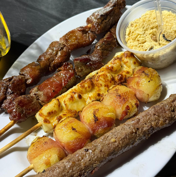 Espetinho na brasa - especialidade da casa
